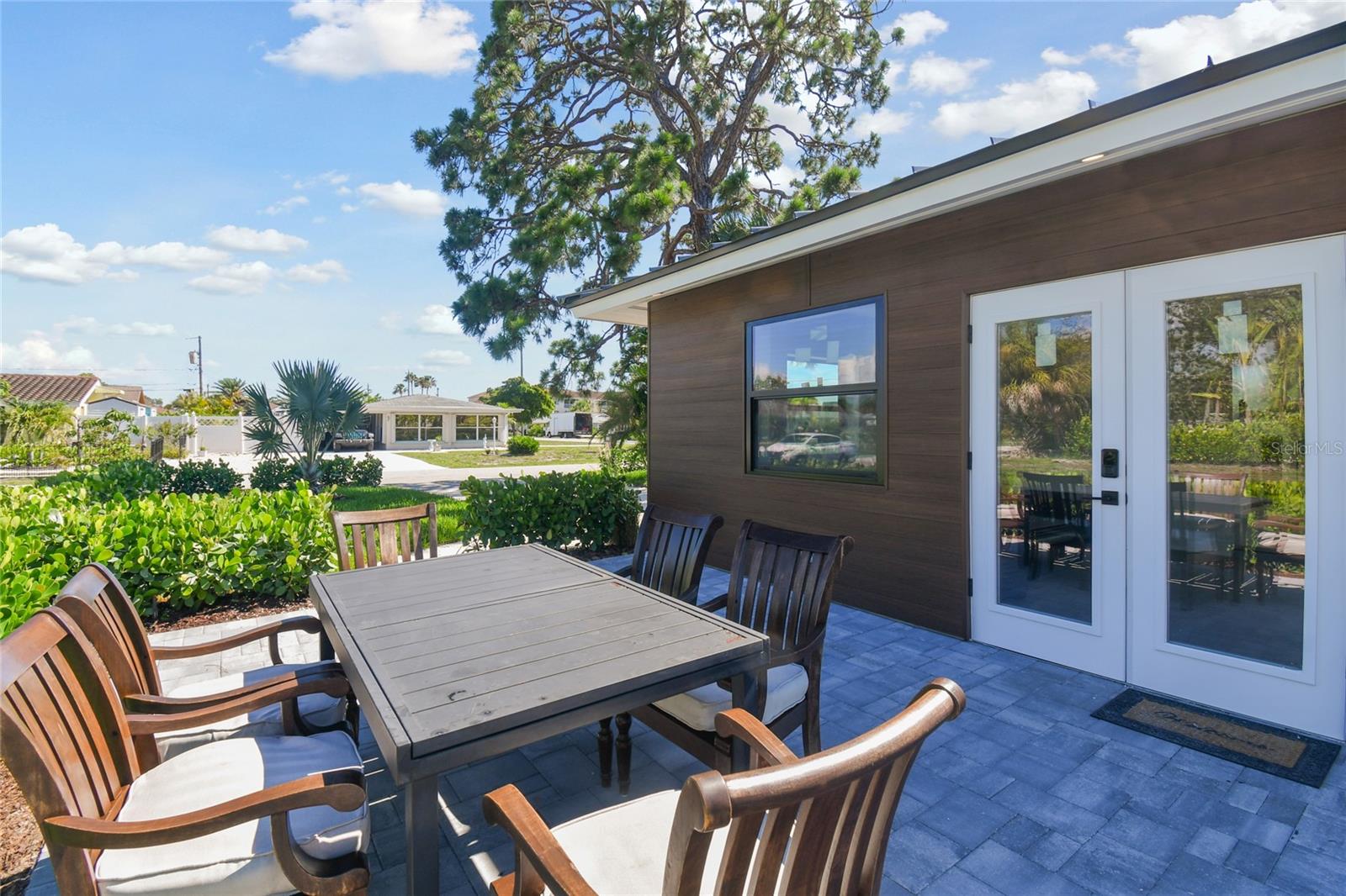 BEACH MANOR - Residential Lease