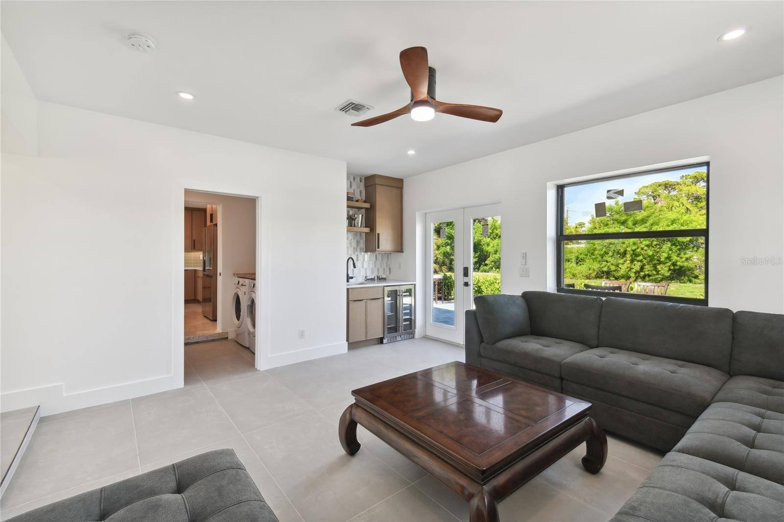 BEACH MANOR - Residential Lease