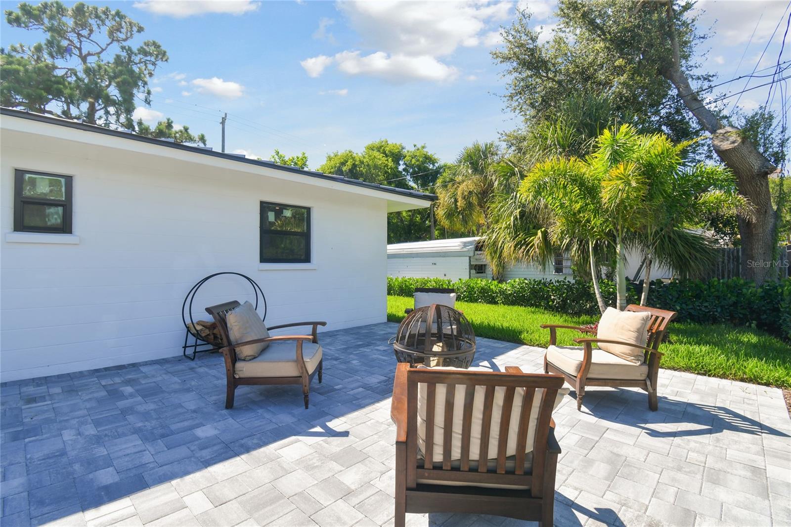 BEACH MANOR - Residential Lease