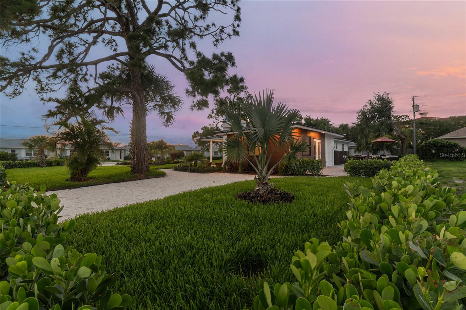BEACH MANOR - Residential Lease