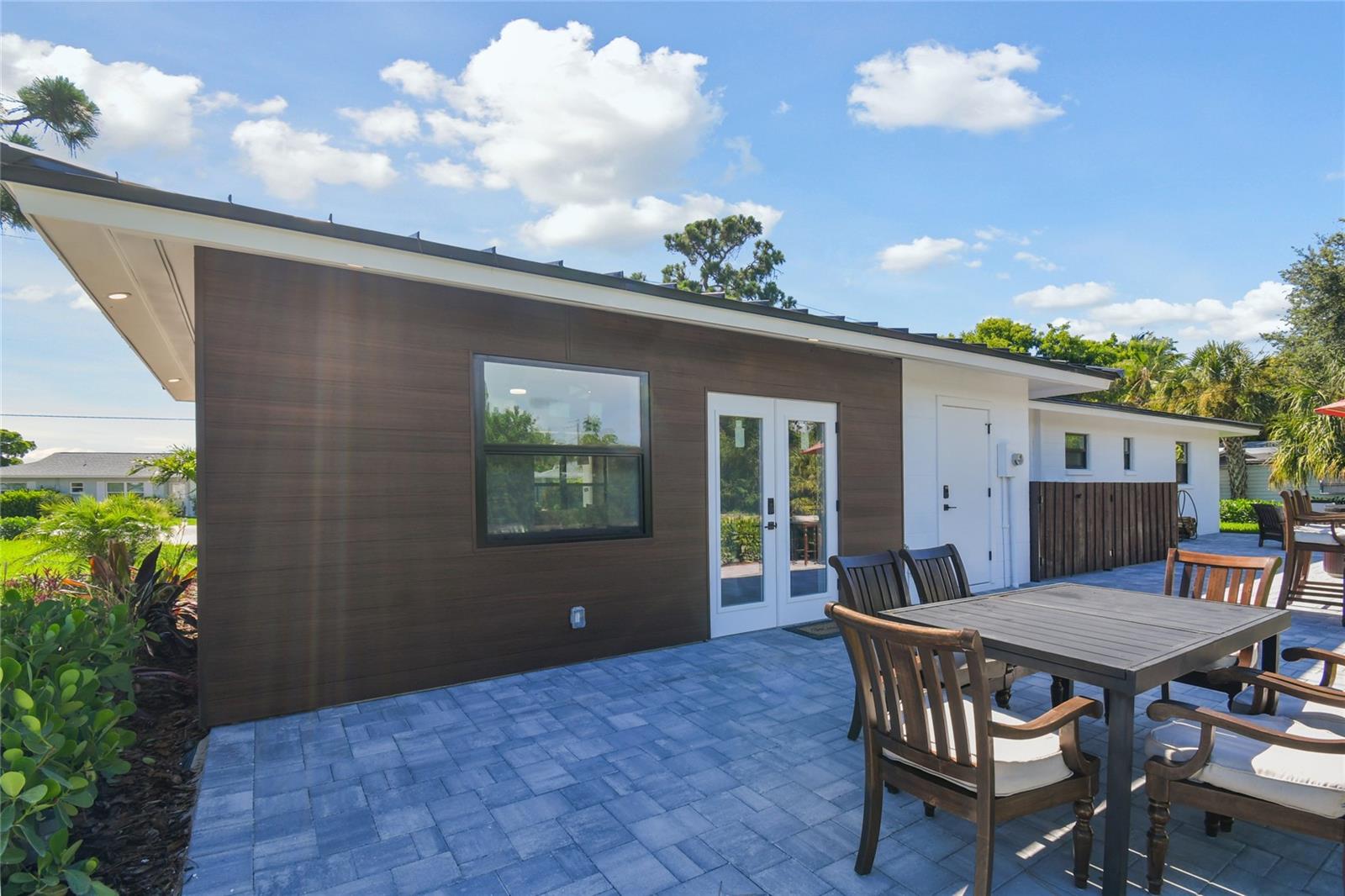 BEACH MANOR - Residential Lease