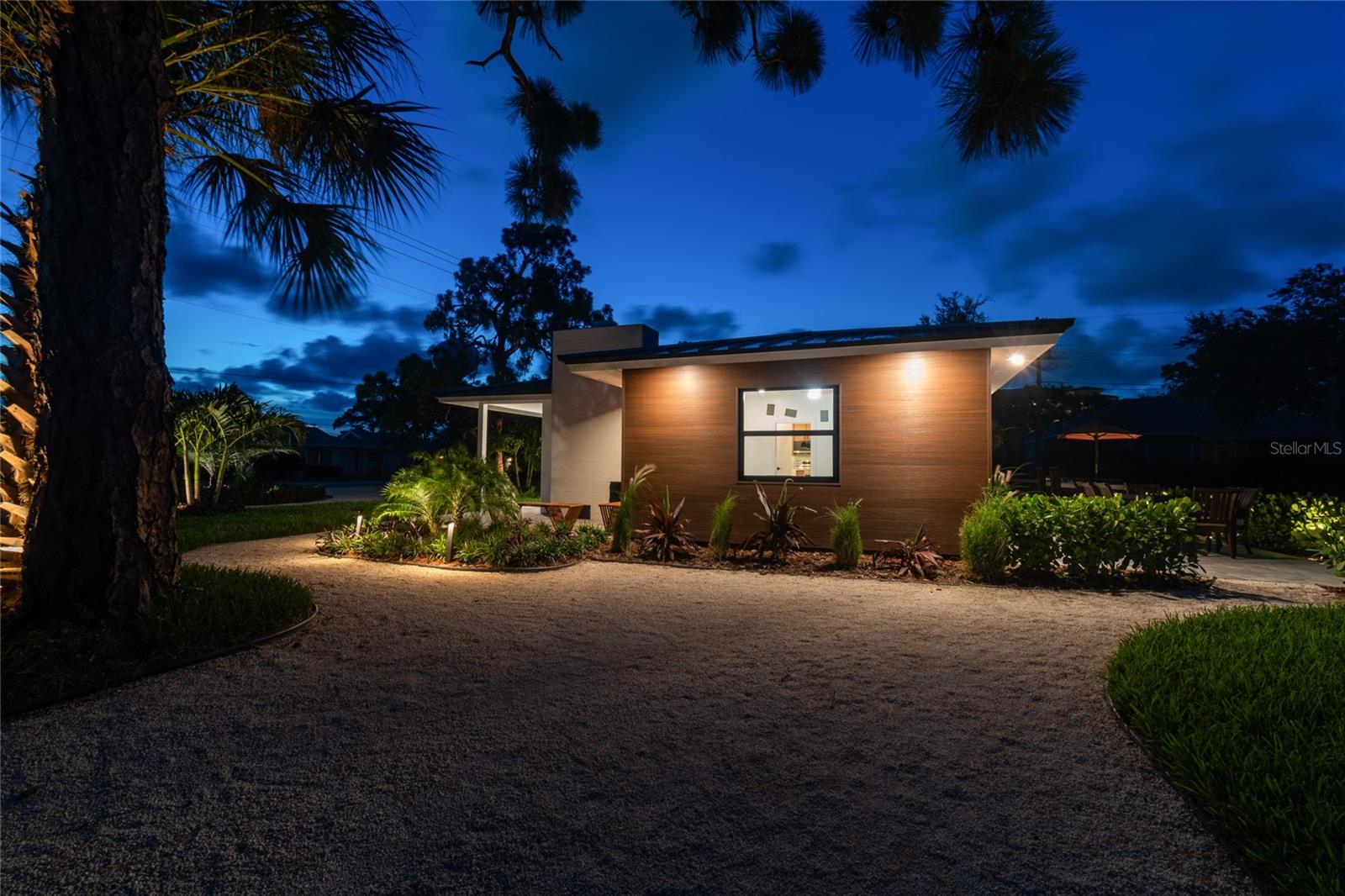 BEACH MANOR - Residential Lease