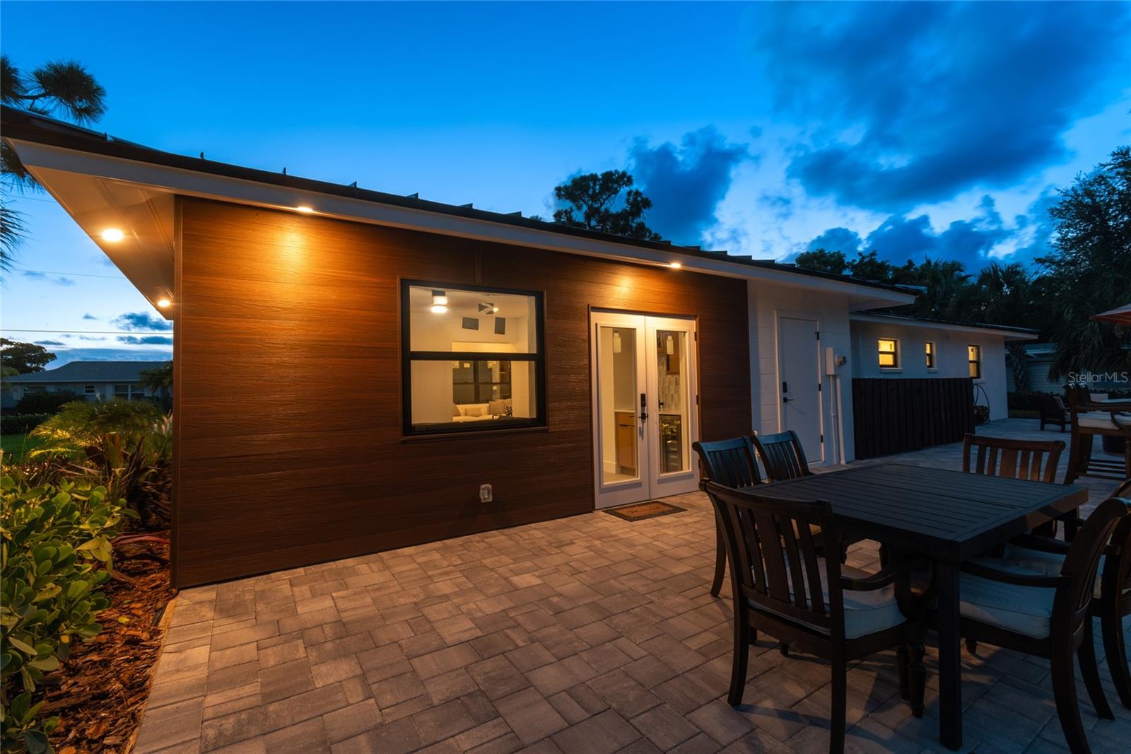 BEACH MANOR - Residential Lease