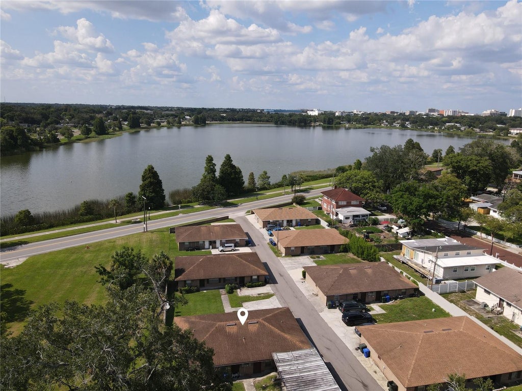 Photo of 101 Lake Hunter Drive #12, Lakeland, FL 33803 (MLS # L4963905)