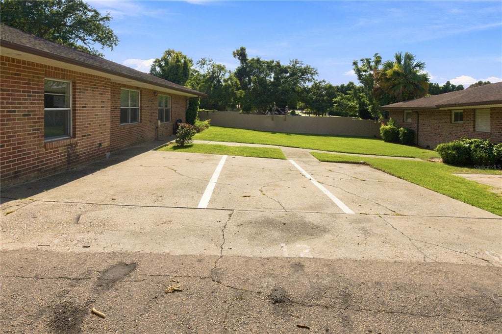 Photo of 101 Lake Hunter Drive #12, Lakeland, FL 33803 (MLS # L4963905)