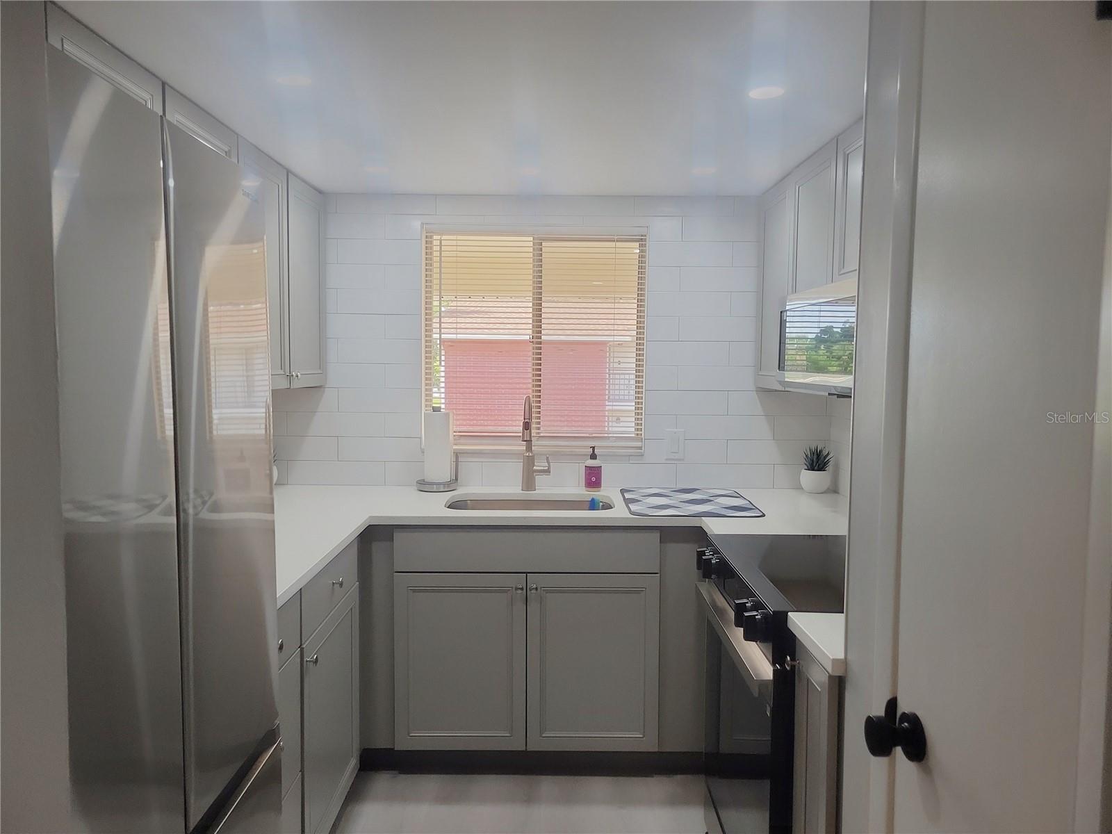 LAKE OVERLOOK APTS - Residential