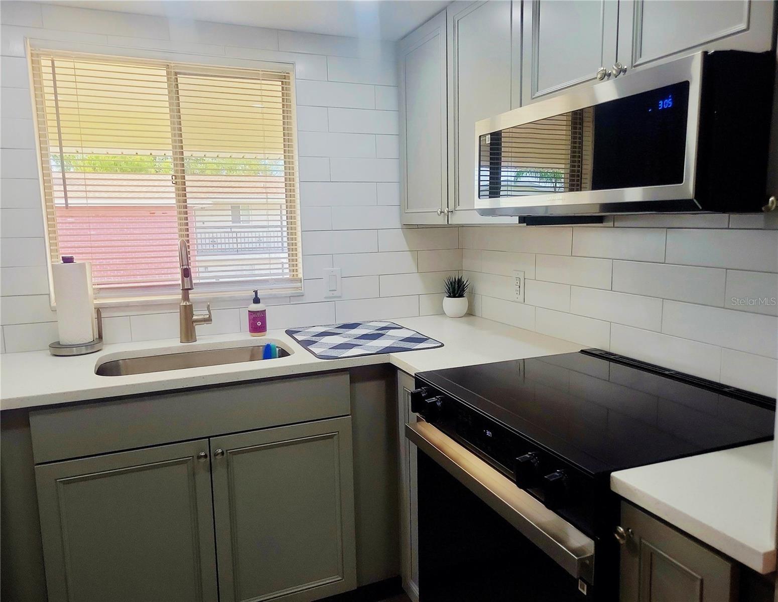 LAKE OVERLOOK APTS - Residential