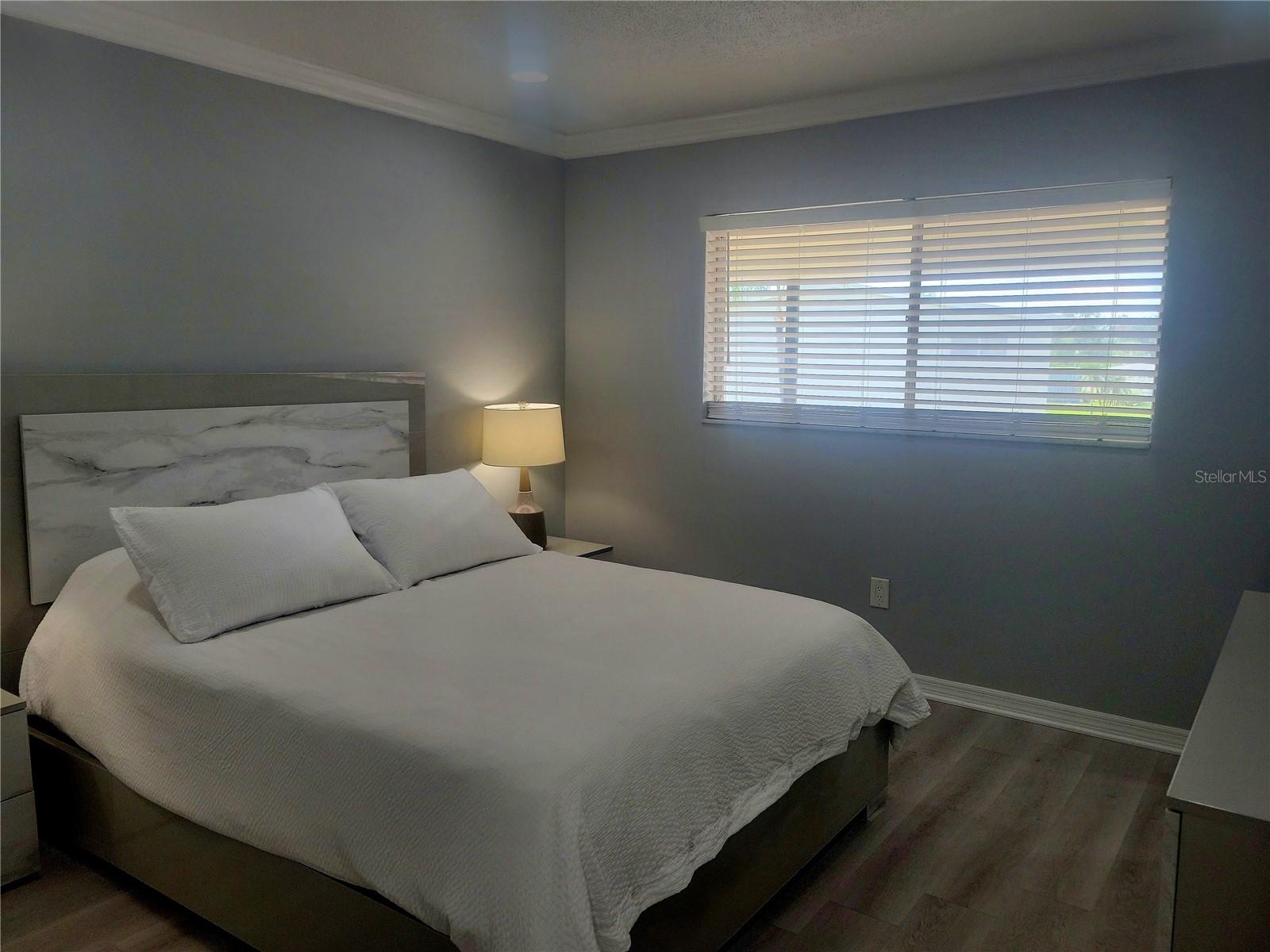 LAKE OVERLOOK APTS - Residential