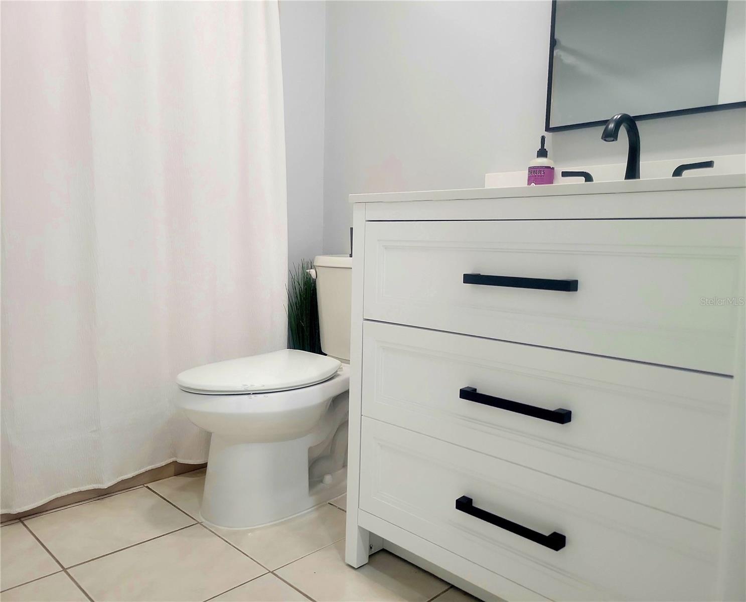 LAKE OVERLOOK APTS - Residential