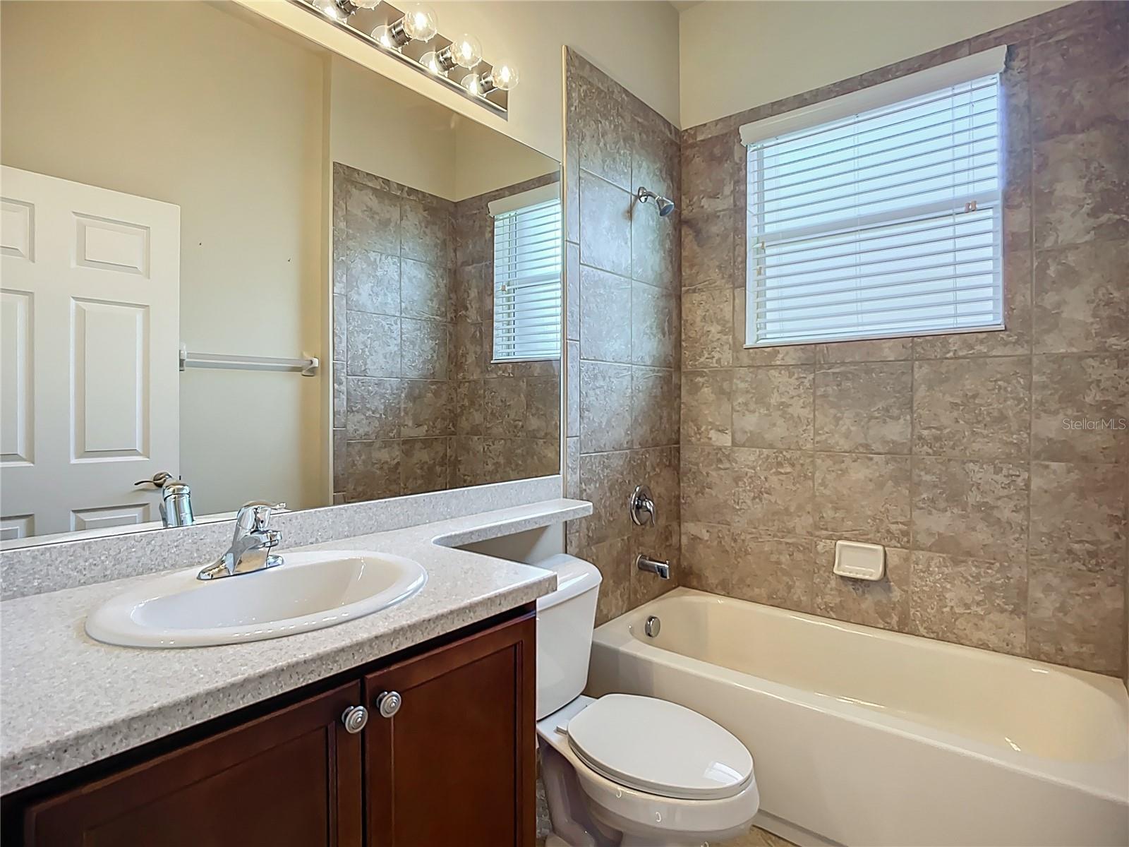 VALENCIA LAKES TR J PH 1 - Residential