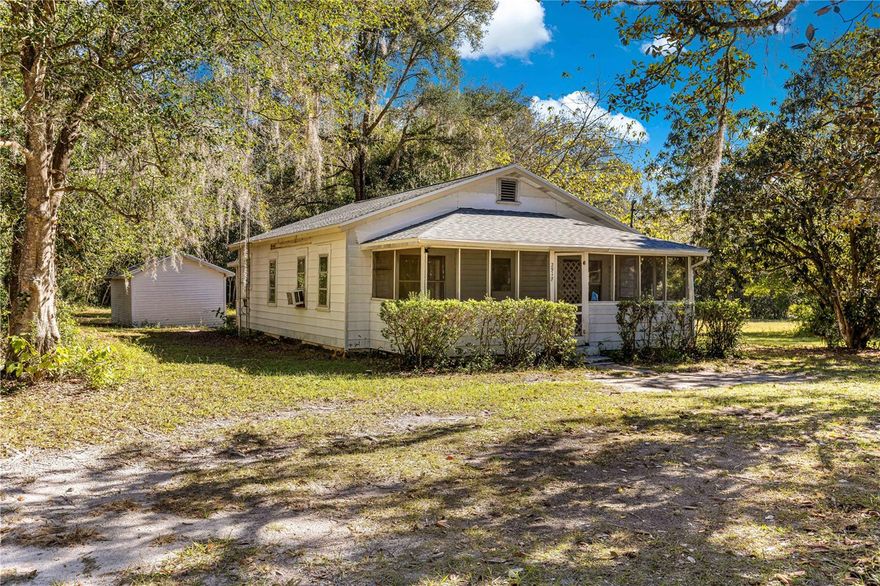 Great Opportunity for a Home with 7 plus acres 10 minutes from downtown Ocala. Roof Replaced 2025
