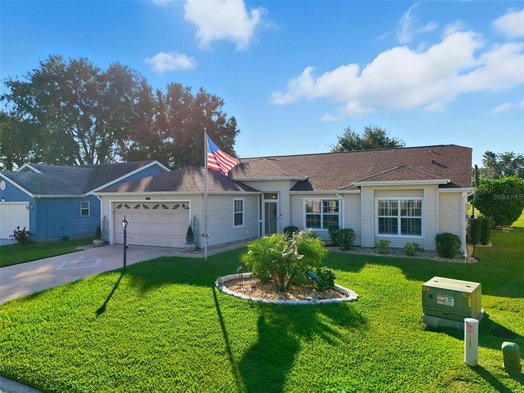Photo of 25233 Lost Oak Circle, Leesburg, FL 34748 (MLS # G5103743)