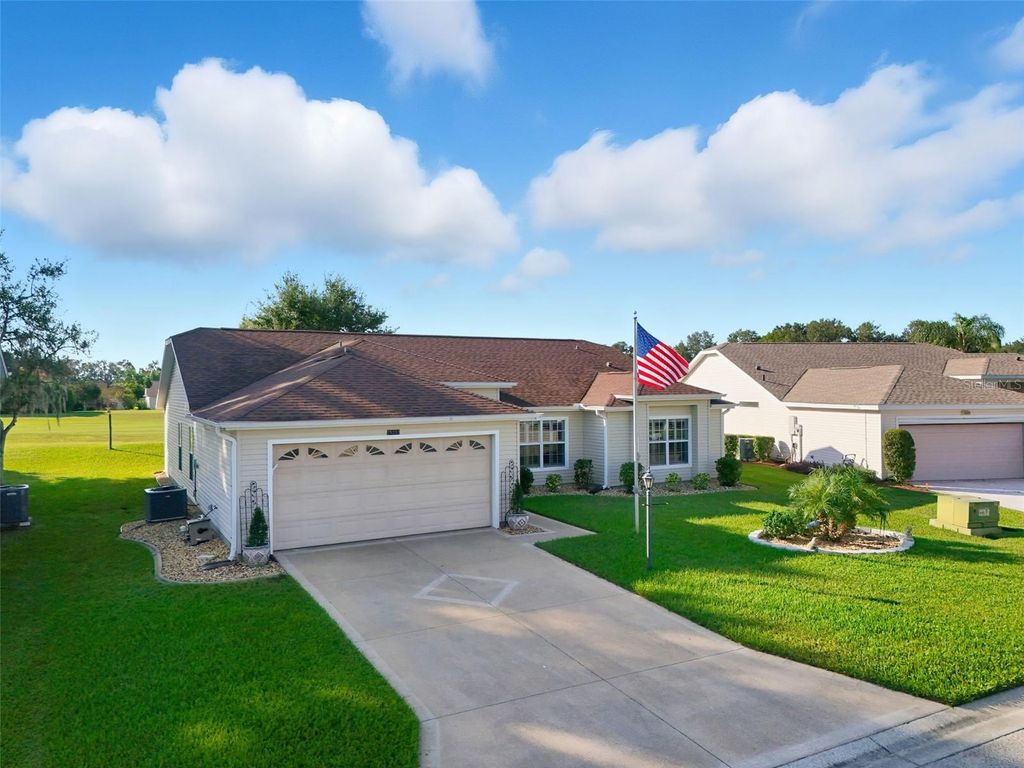 Photo of 25233 Lost Oak Circle, Leesburg, FL 34748 (MLS # G5103743)