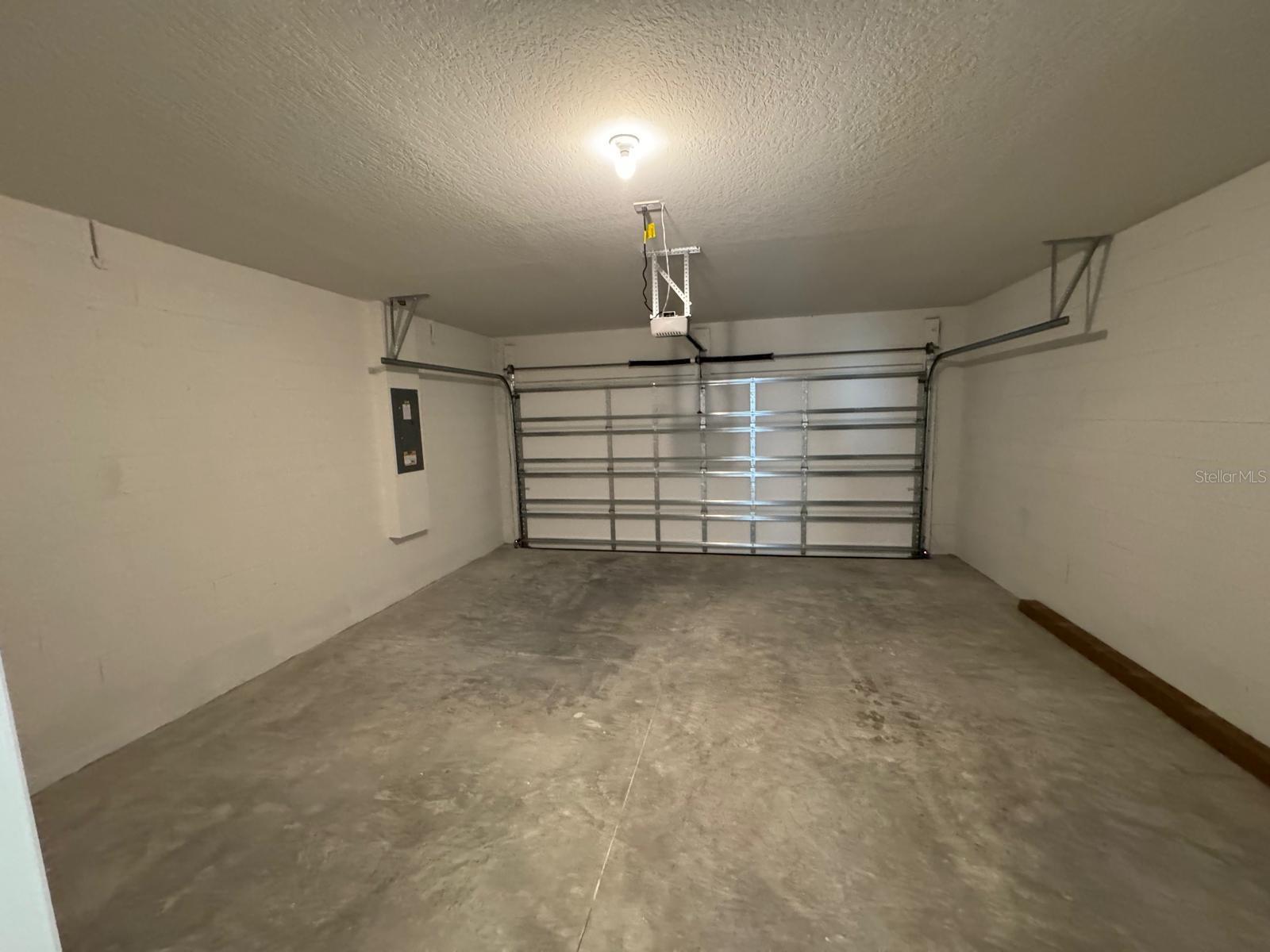 THE MEADOW AT CROSSPRAIRIE TOWNES - Residential Lease