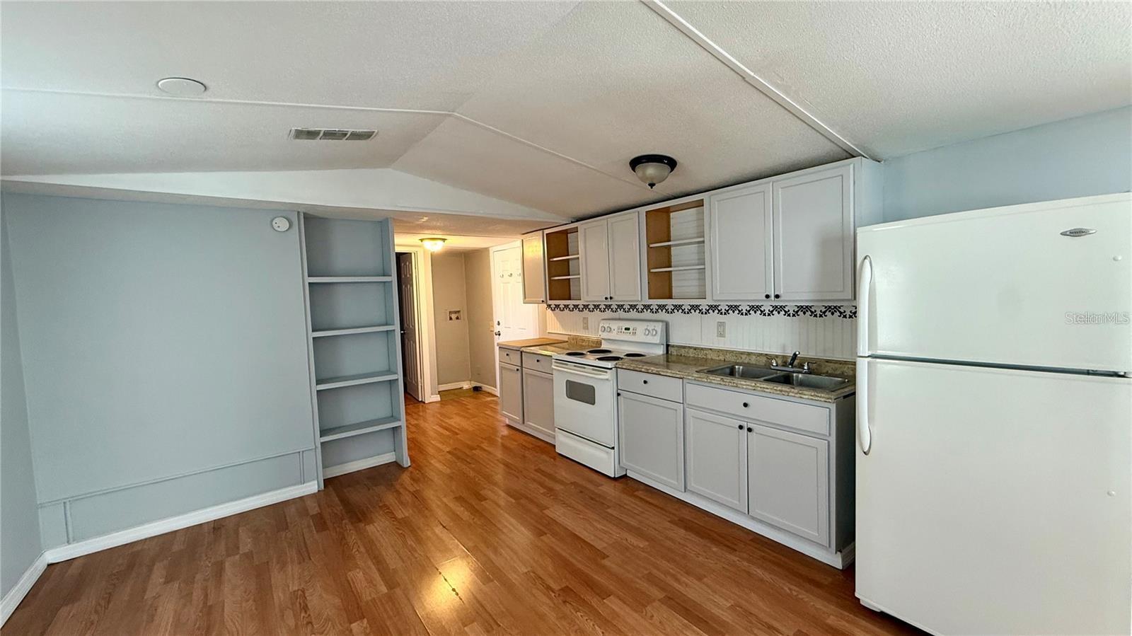 ELLISON PARK SUB - Residential Lease