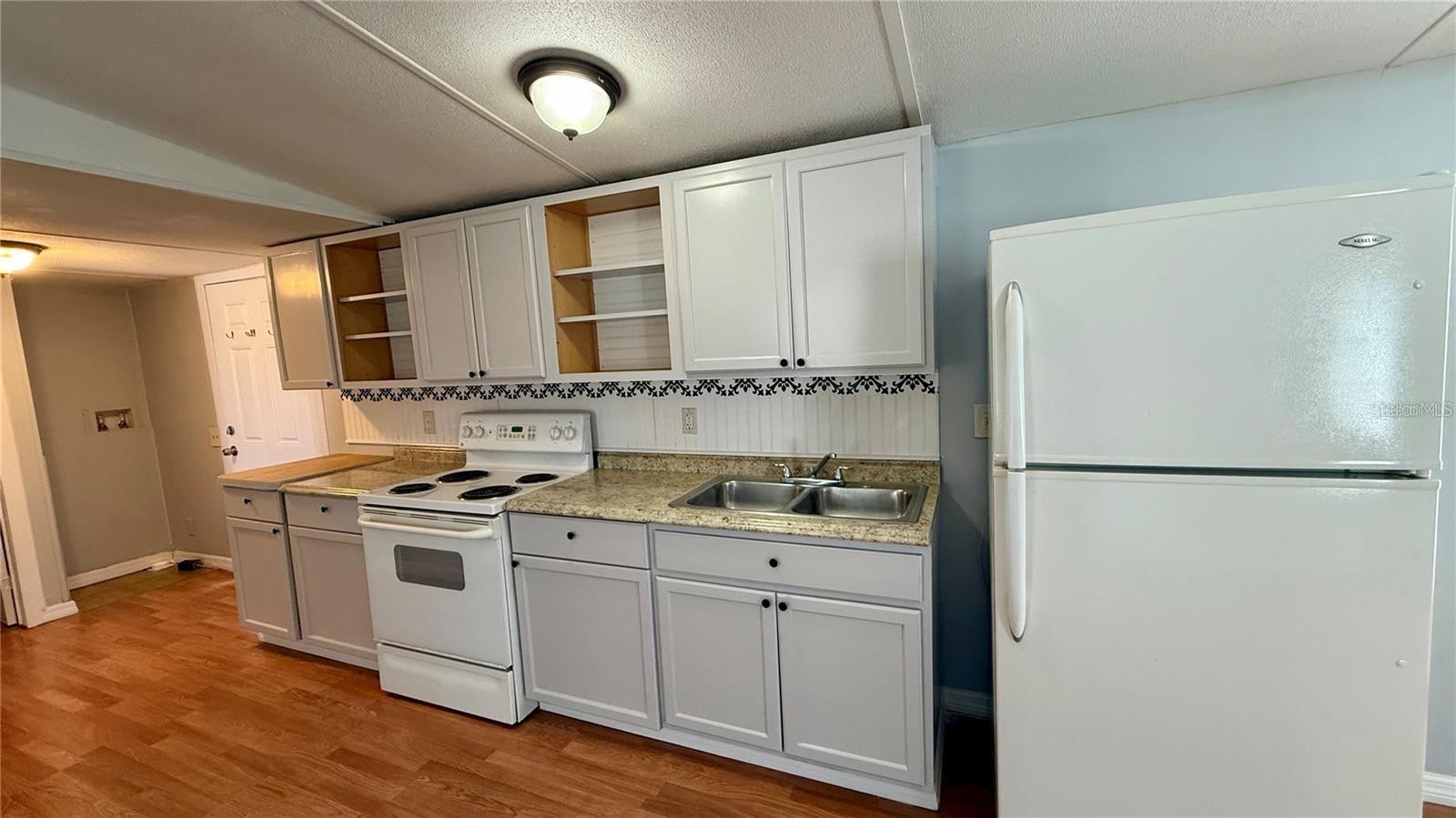 ELLISON PARK SUB - Residential Lease