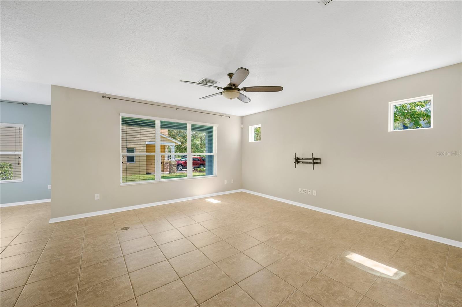 FISHHAWK CHAPMAN CROSSING PHAS - Residential