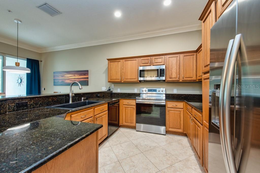 POINTE TARPON TWNHMS - Residential