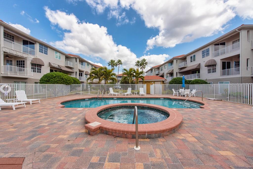 POINTE TARPON TWNHMS - Residential