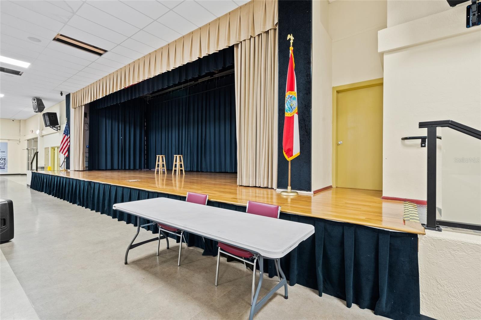 ON TOP OF THE WORLD - Residential