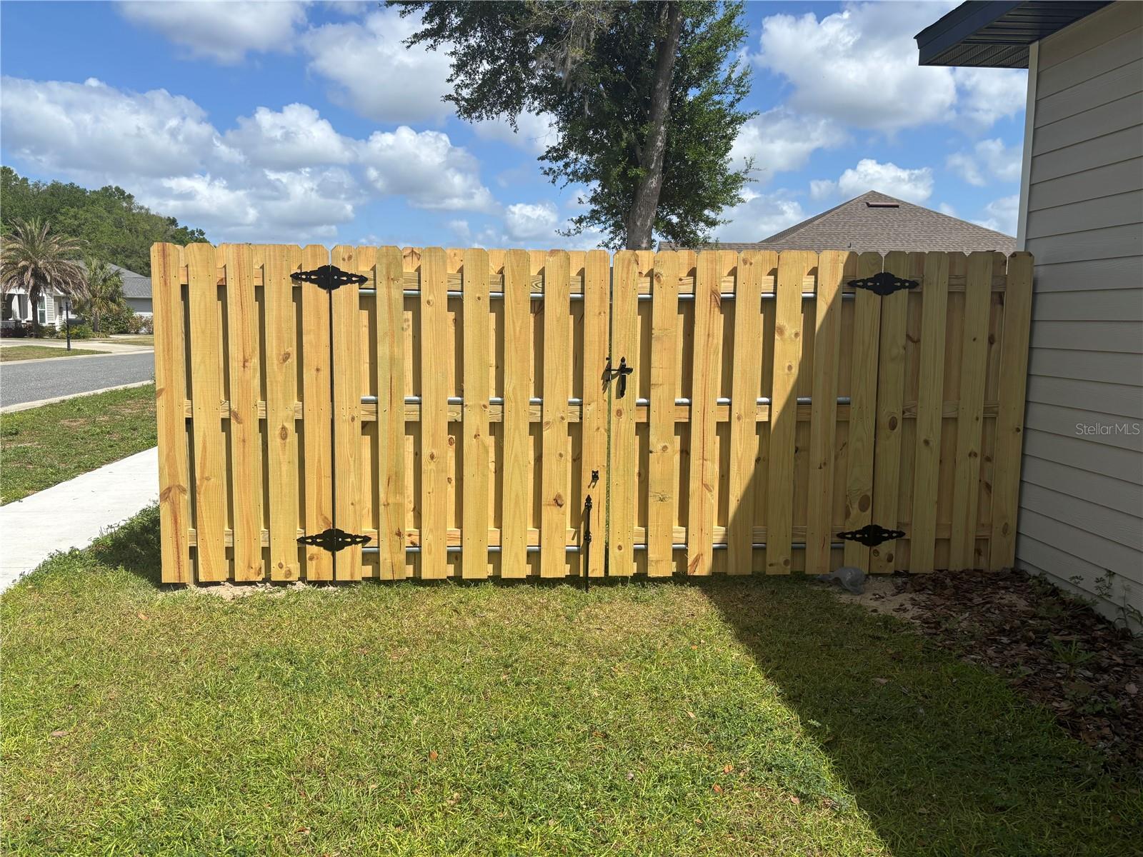 WESTON OAKS - Residential