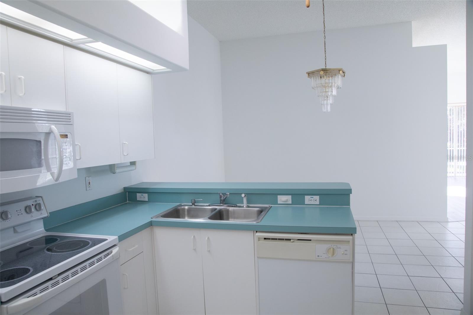 SUN KETCH TWNHMS AT CYPRESS LAKES - Residential