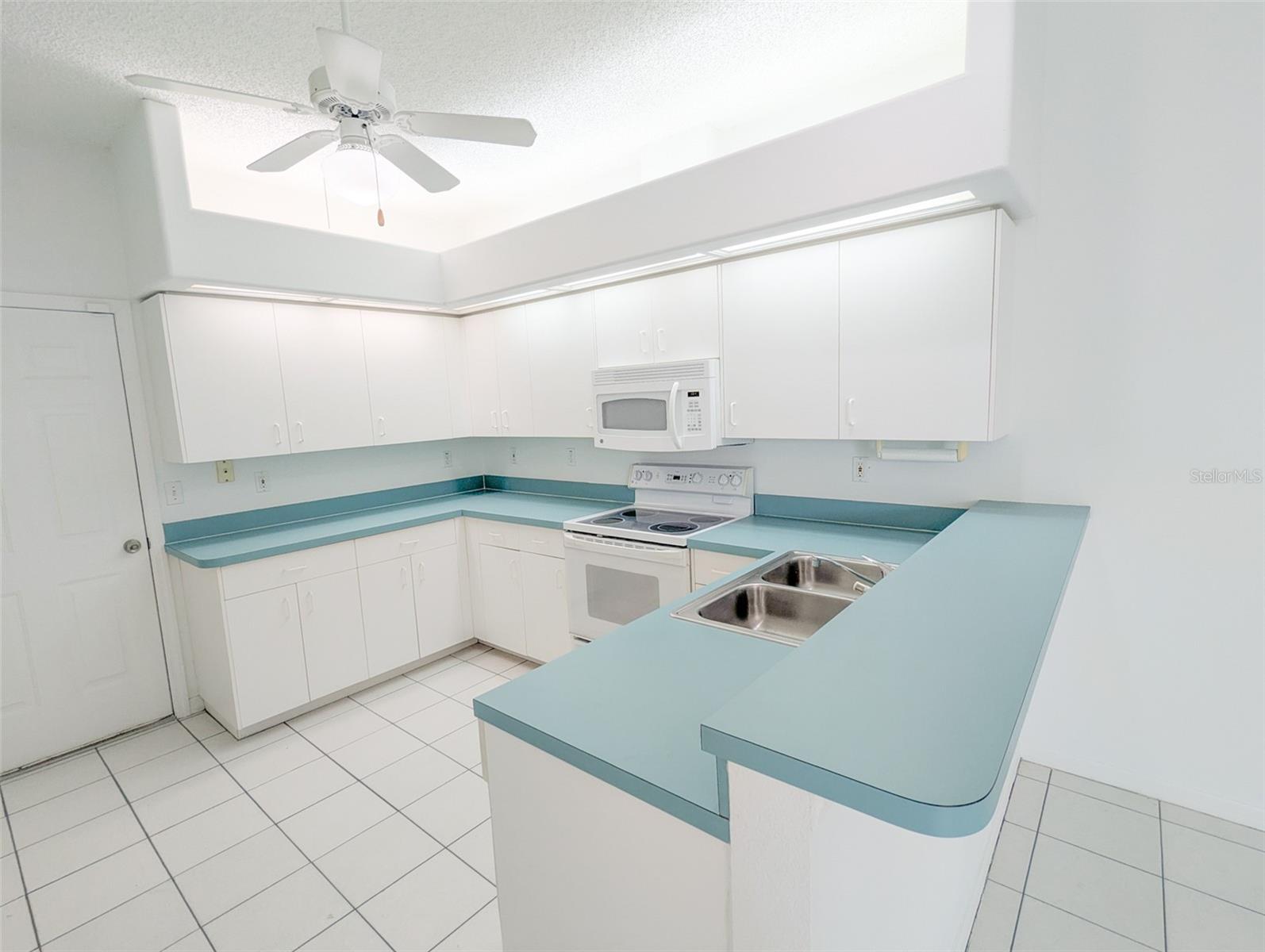 SUN KETCH TWNHMS AT CYPRESS LAKES - Residential