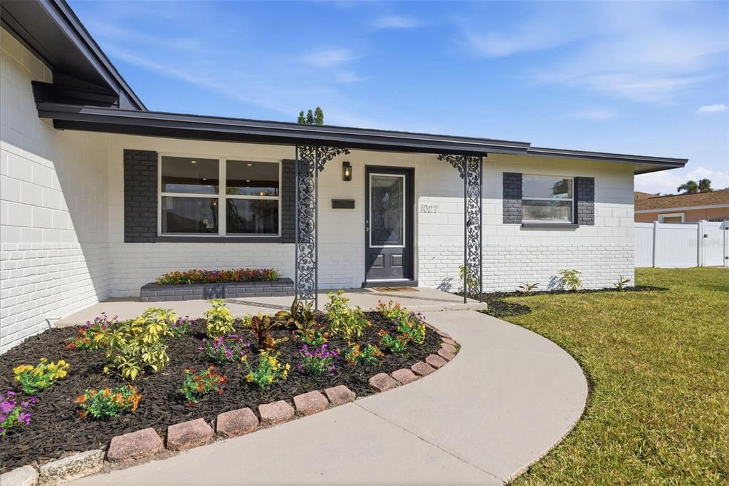 Photo of 1027 27th Avenue S, St Petersburg, FL 33705 (MLS # TB8478606)