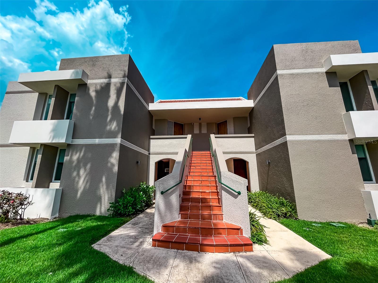 Unique location, "AntiStress" view from the terrace with lots of breeze, trees and greenery! Community with 3 swimming pools, beach volleyball courts, tennis and basketball courts, gazebo, children playgrounds, Close to the beach, restaurants, shopping malls and more! Don't hesitate to inquire for a virtual/presencial property tour!..