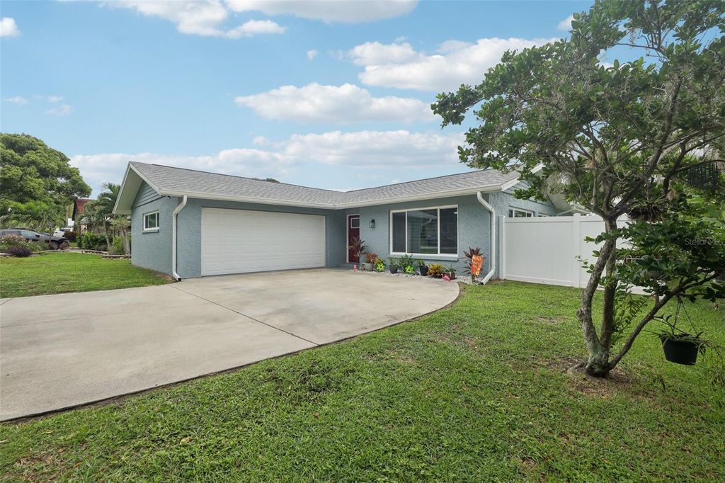 Photo of 1004 Peninsula Avenue, Tarpon Springs, FL 34689 (MLS # TB8442104)