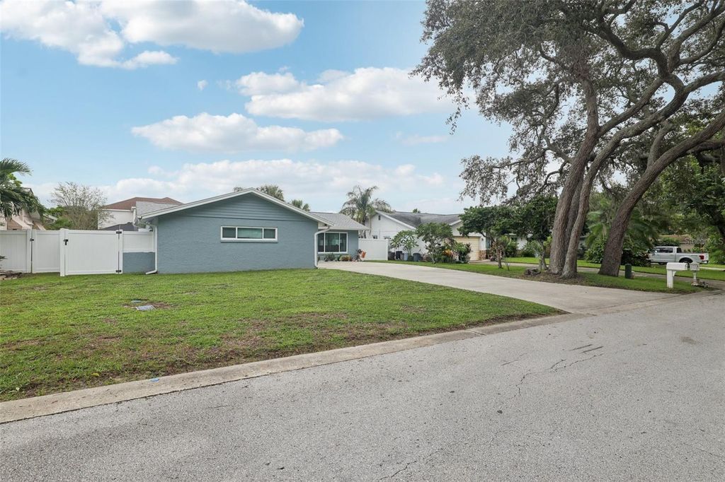 Photo of 1004 Peninsula Avenue, Tarpon Springs, FL 34689 (MLS # TB8442104)