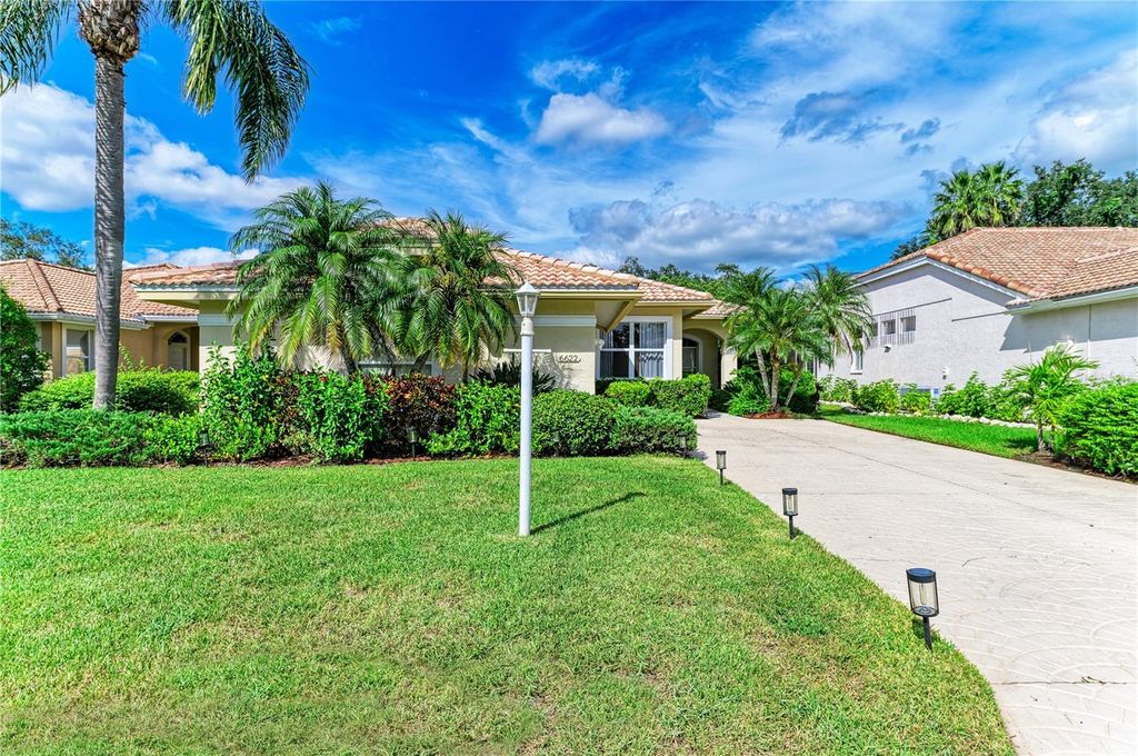 Photo of 6622 Oakbrooke Circle, Bradenton, FL 34202 (MLS # A4664766)