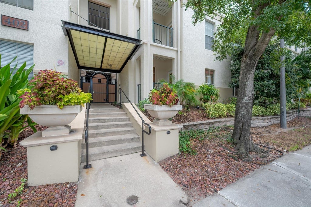 Photo of 402 S Armenia Avenue #114, Tampa, FL 33609 (MLS # TB8552044)