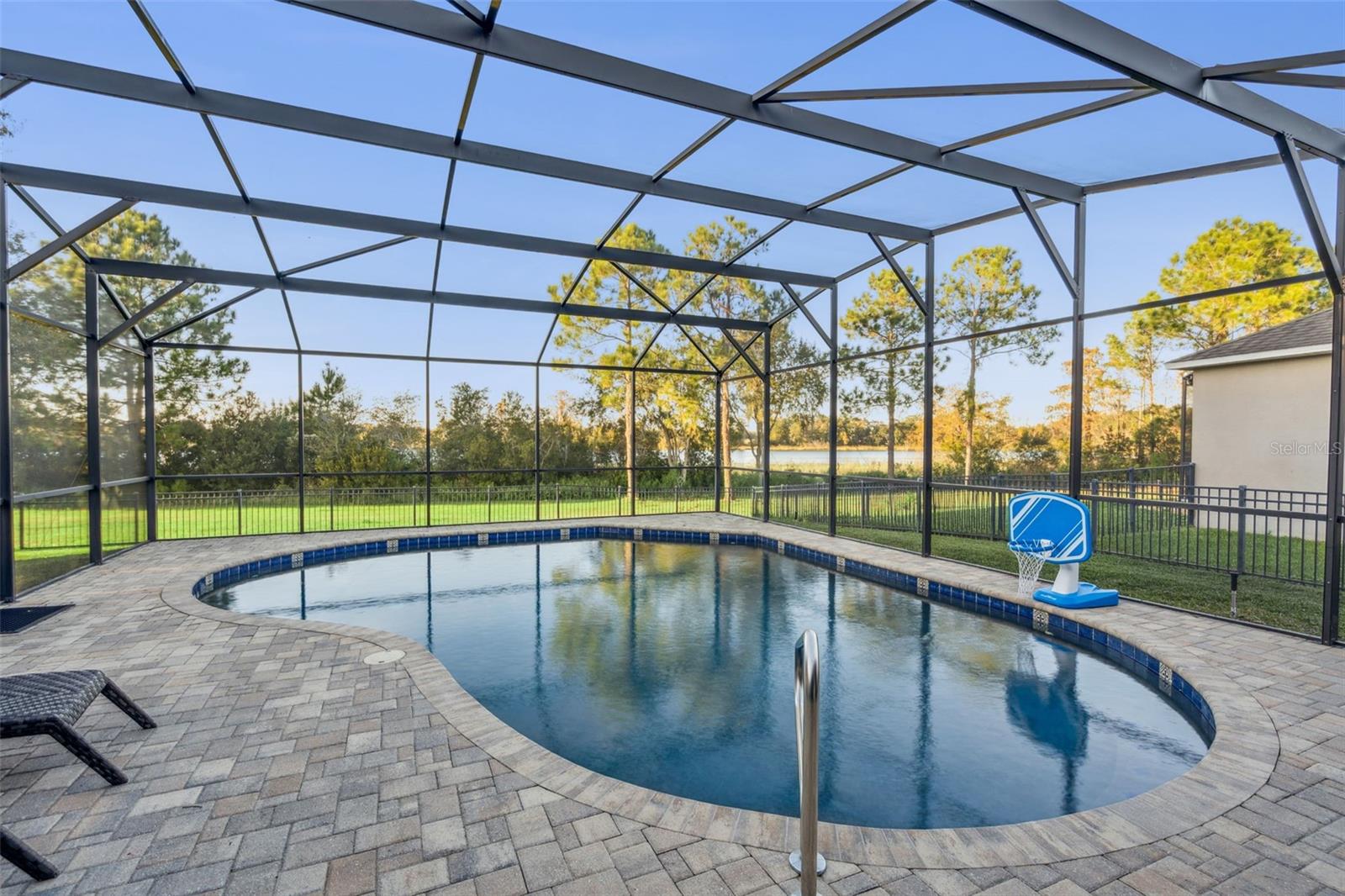 SIGNATURE LAKES - Residential