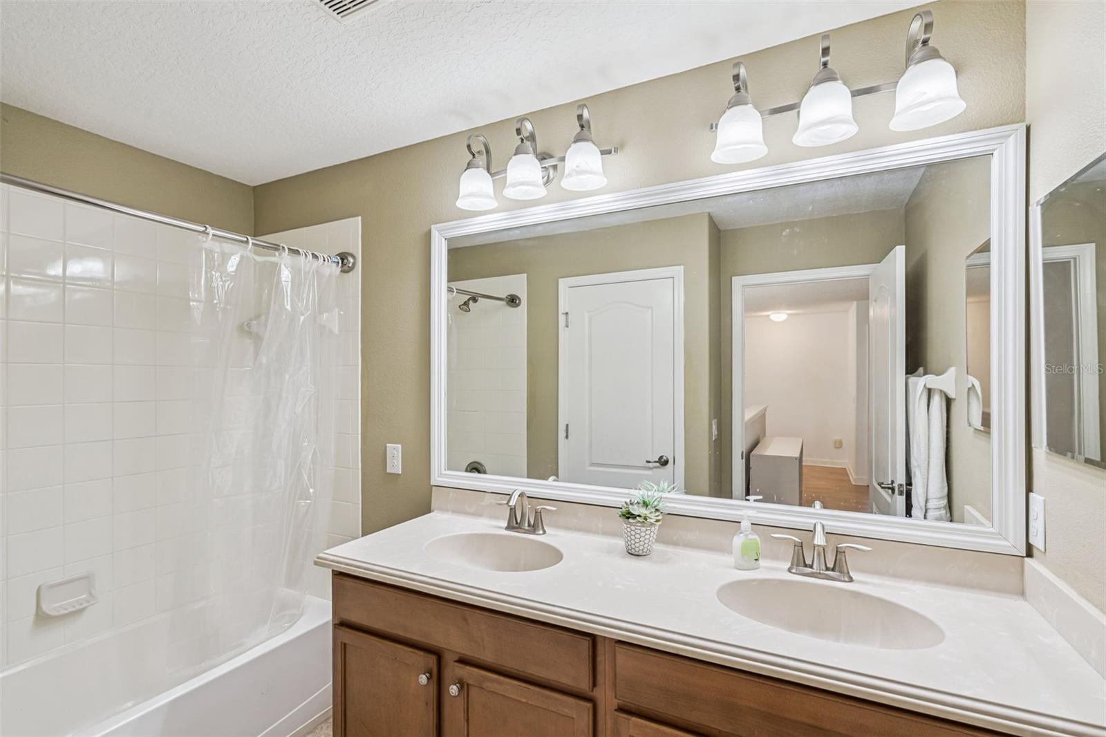 SIGNATURE LAKES - Residential