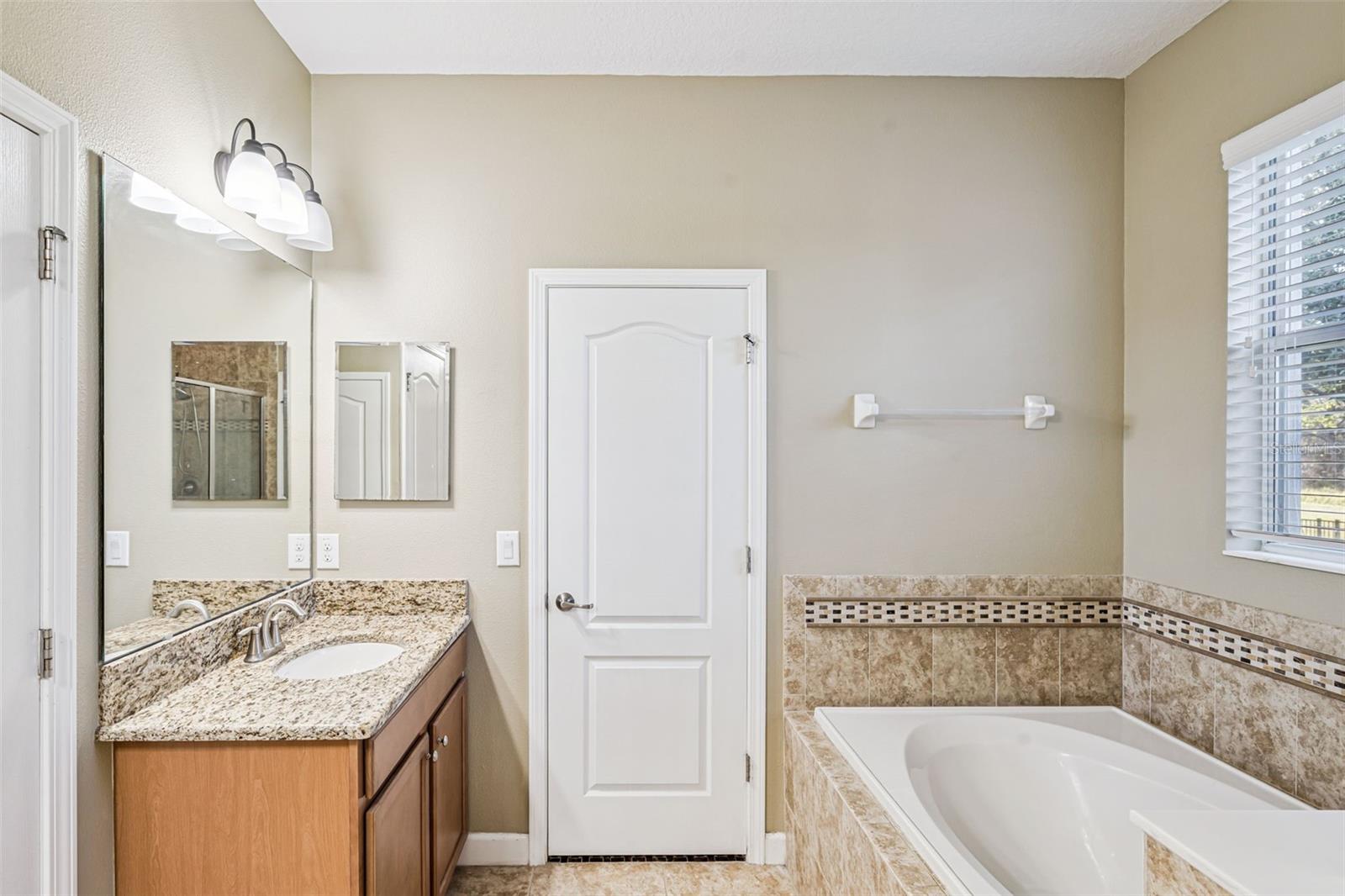 SIGNATURE LAKES - Residential