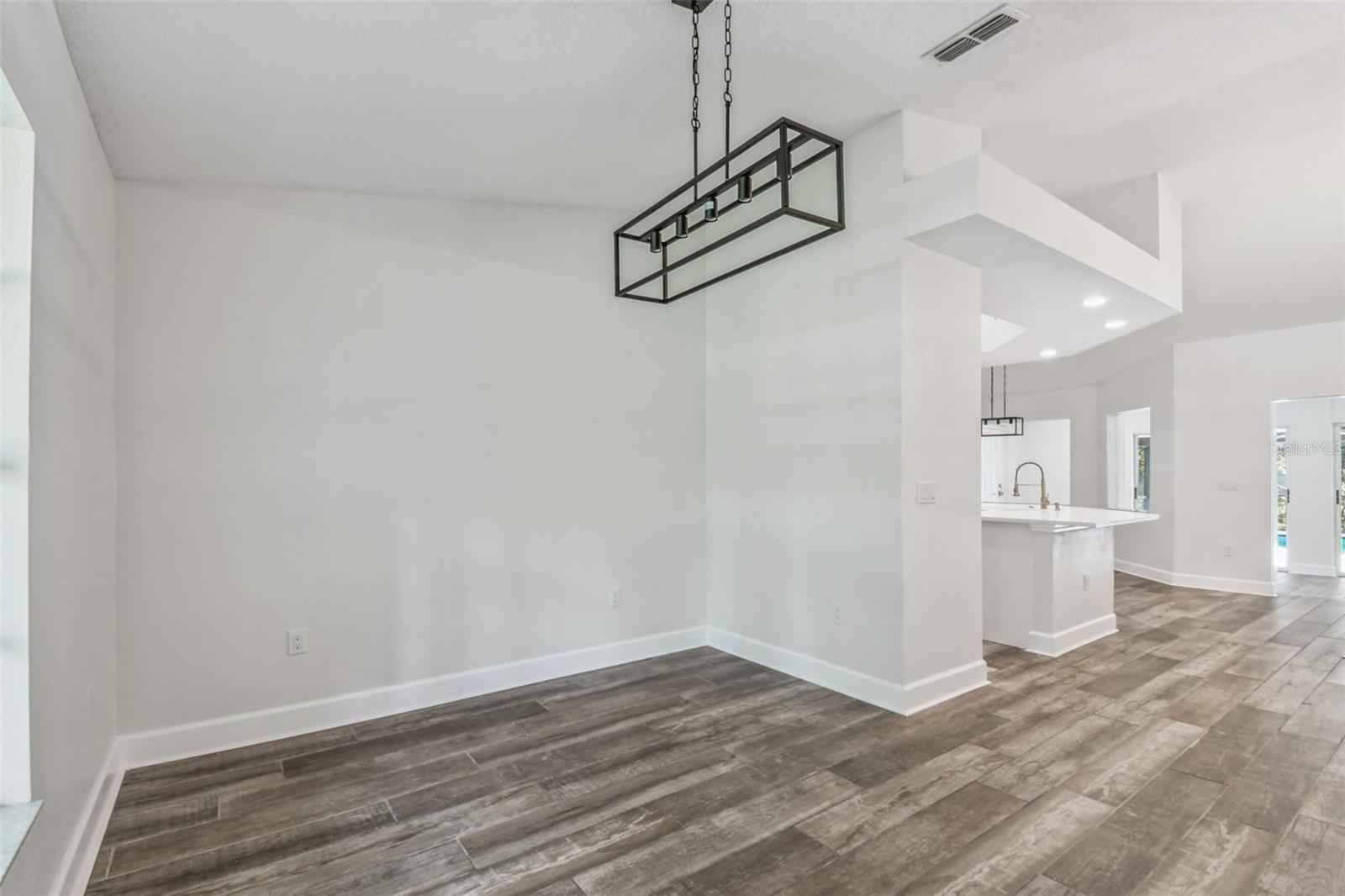 SCANLON COUNTRY ESTATES - Residential