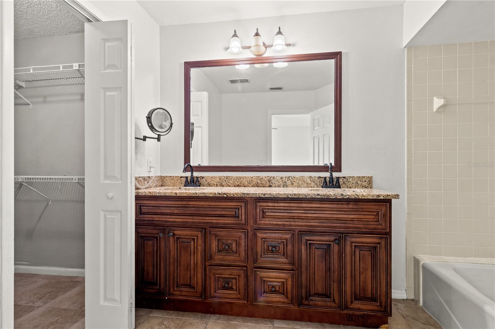 PINECREST VILLA - Residential