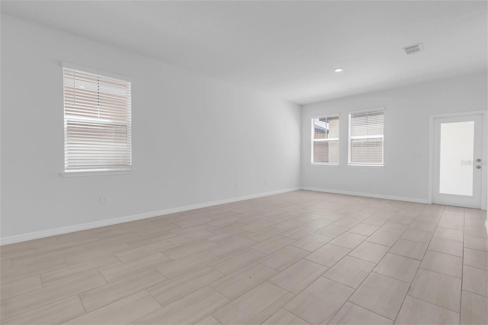 LONGLEAF NBRHD FOUR PH II - Residential Lease