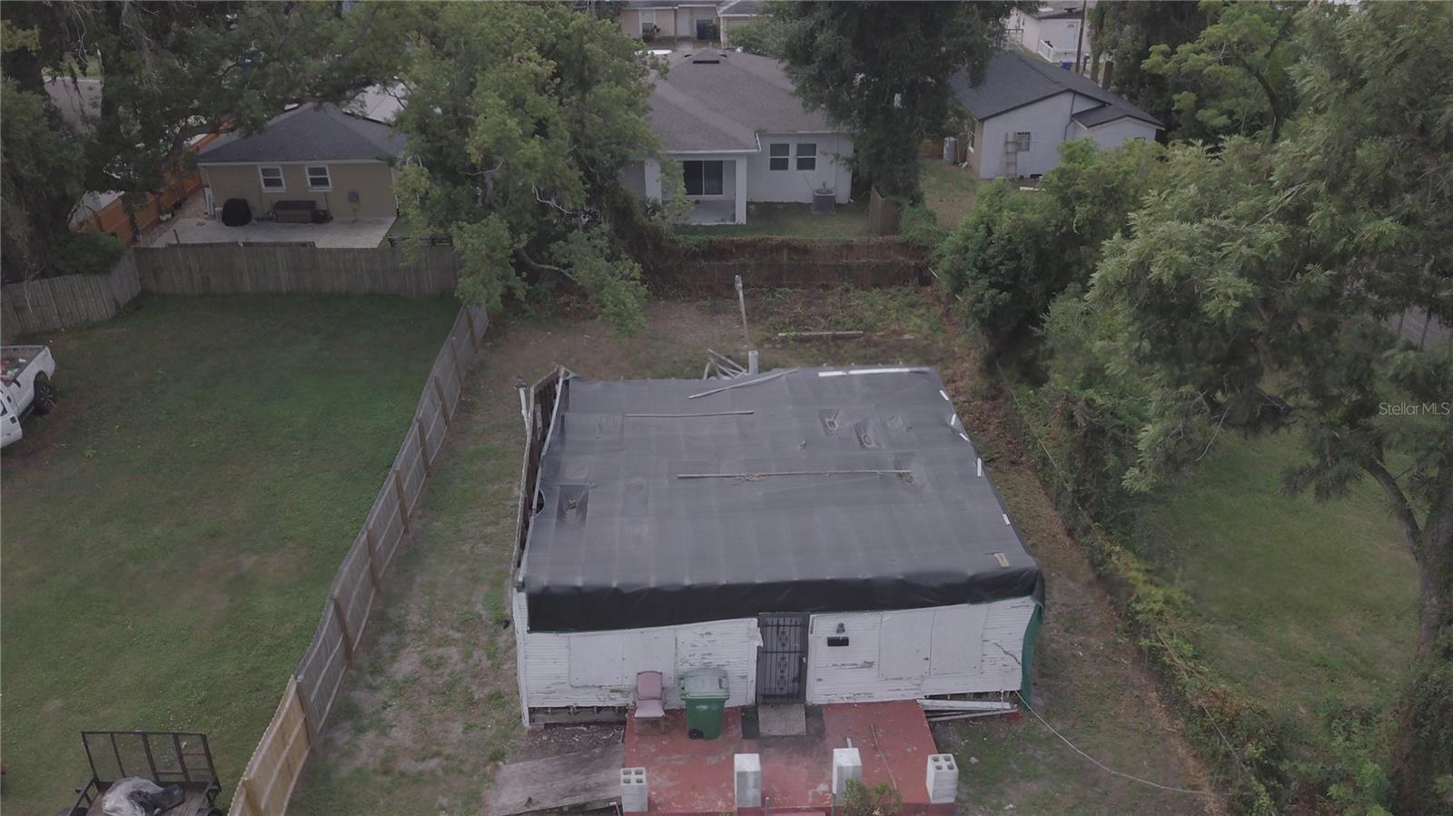 Excellent opportunity for a complete interior and exterior remodel, ideally located ten minutes from Downtown Tampa. Complete plans for a three-bedroom home with a study and two bathrooms, including an open-concept kitchen.
This home is in a dangerous condition. ENTRY IS NOT RECOMMENDED.
We have attached all the approved plans so you have a complete idea of ??what can be remodeled and expanded.
THE HOUSE HAS A BUILDING PERMIT APPROVED BY THE CITY OF TAMPA. YOU MUST UPDATE EVERYTHING THAT IS NECESSARY FOR IT.