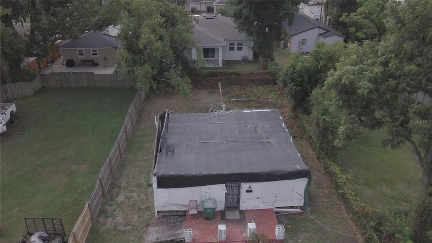 Excellent opportunity for a complete interior and exterior remodel, ideally located ten minutes from Downtown Tampa. Complete plans for a three-bedroom home with a study and two bathrooms, including an open-concept kitchen.

This home is in a dangerous condition. ENTRY IS NOT RECOMMENDED.

We have attached all the approved plans so you have a complete idea of ??what can be remodeled and expanded.

THE HOUSE HAS A BUILDING PERMIT APPROVED BY THE CITY OF TAMPA. YOU MUST UPDATE EVERYTHING THAT IS NECESSARY FOR IT.