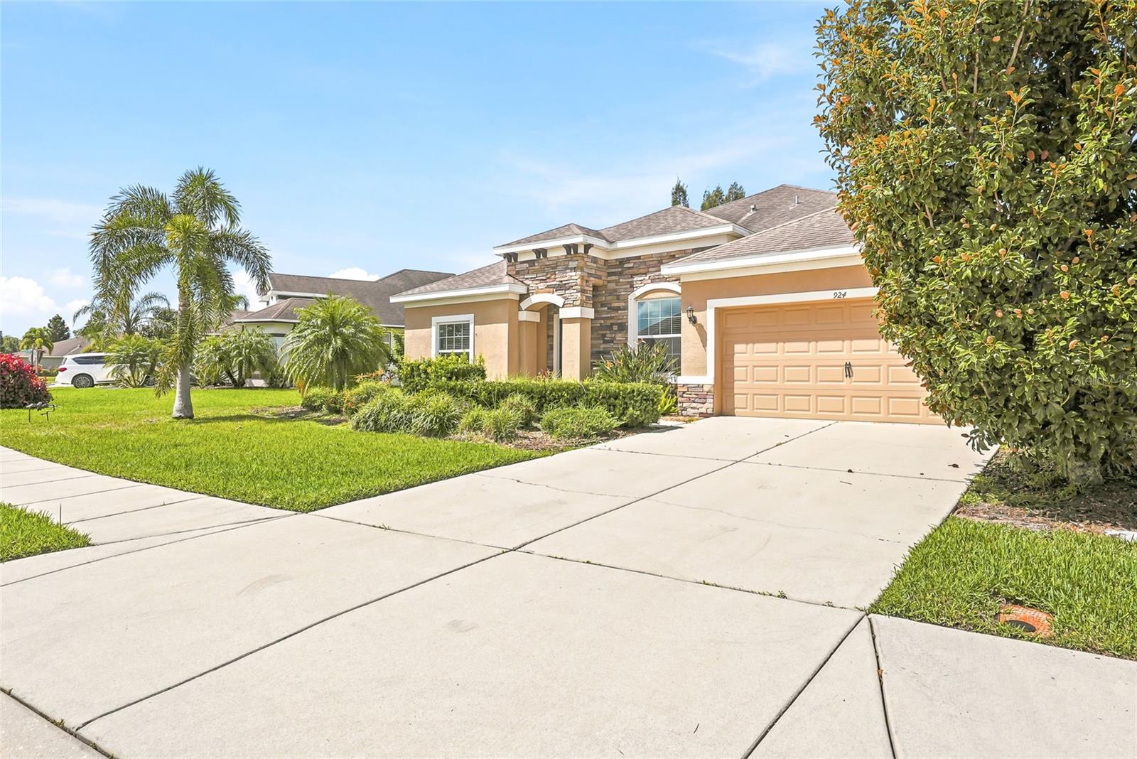 924 BUTTERCUP GLEN
