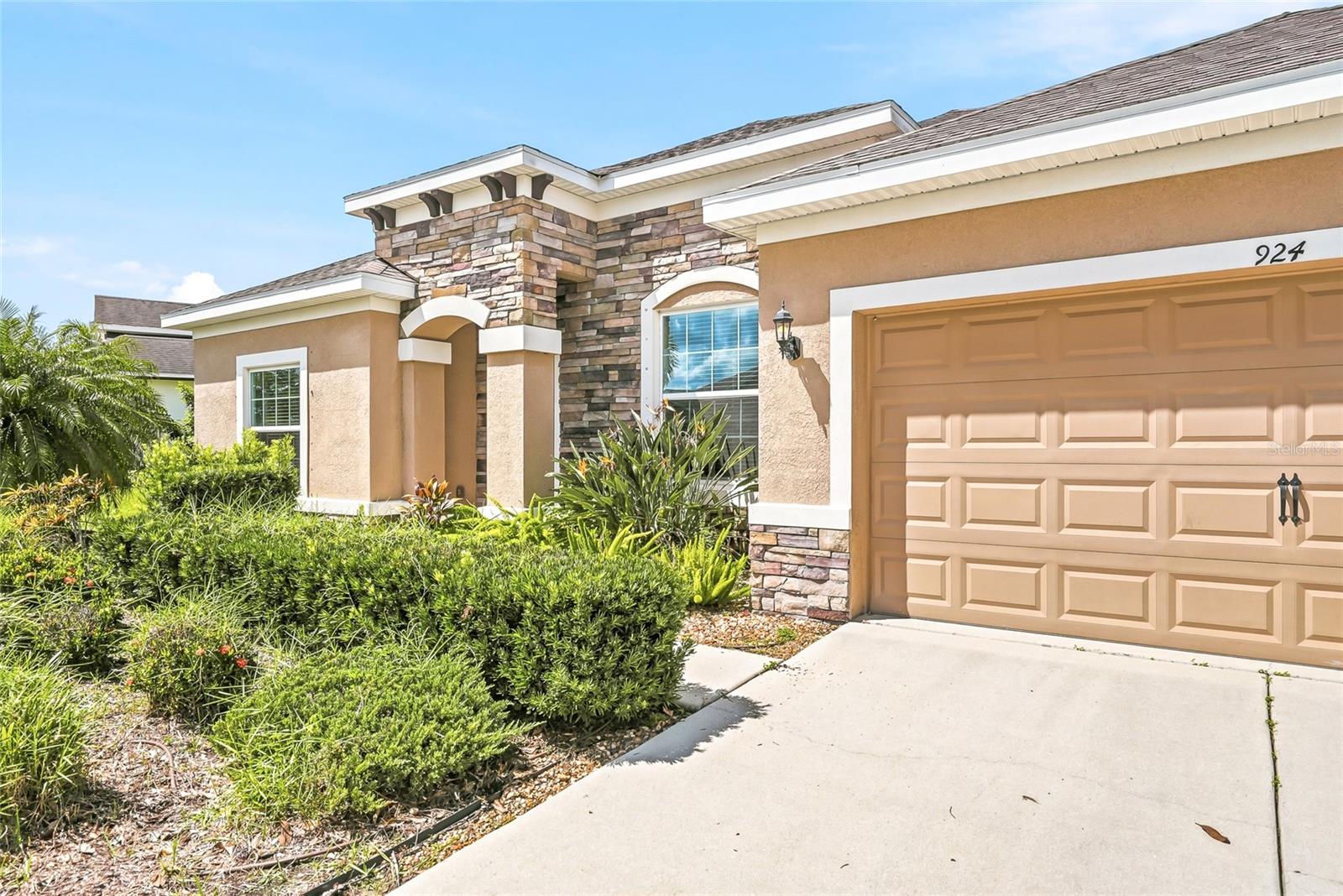 924 BUTTERCUP GLEN