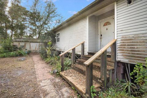 A home in LAKELAND