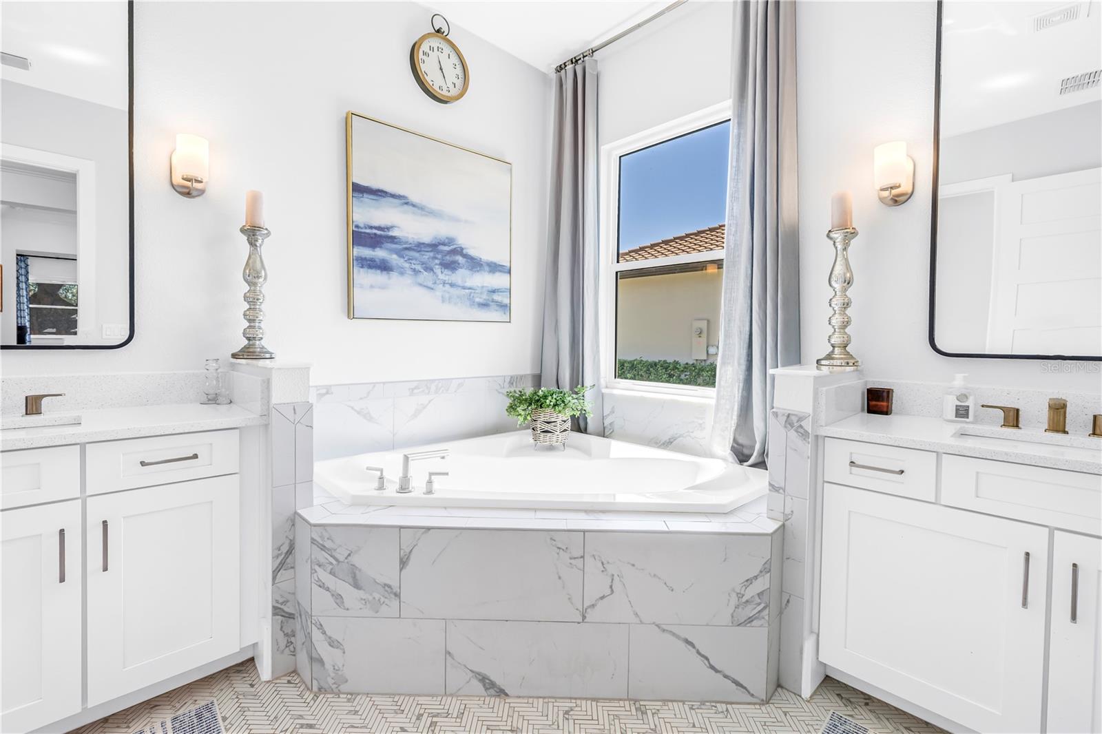 1015700; SANCTUARY COVE - Residential