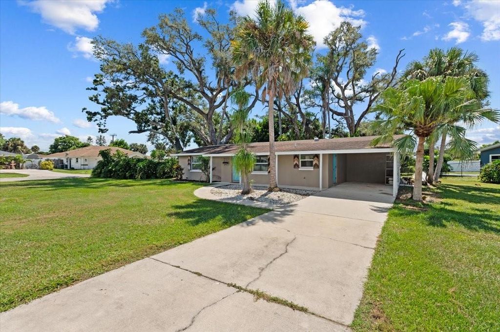 Photo of 311 Dorchester Drive, Venice, FL 34293 (MLS # A4666333)