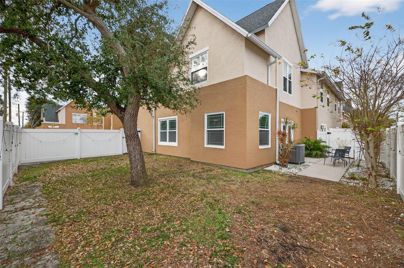 LAS PALMAS TWNHMS - Residential Lease