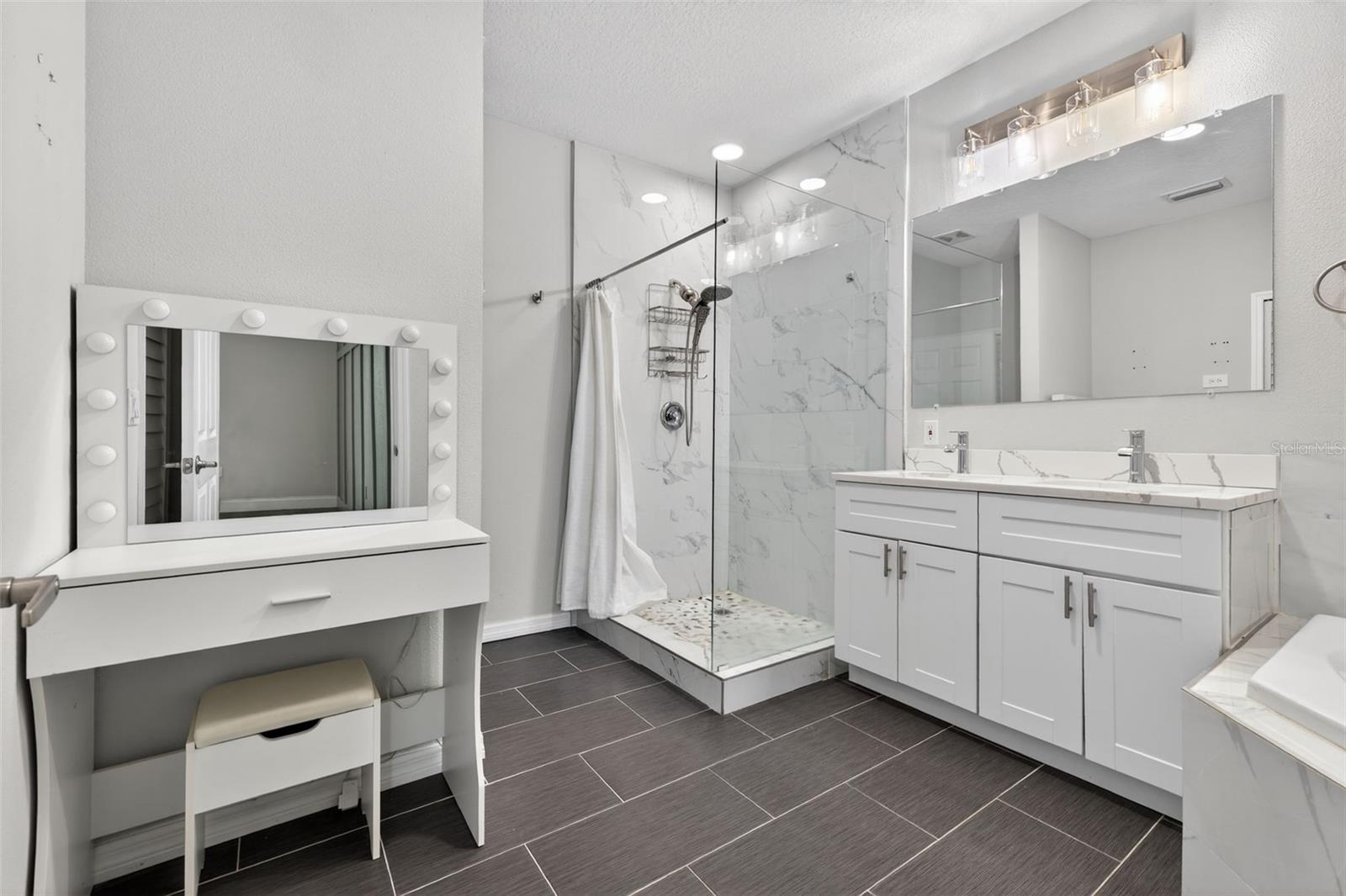 LAS PALMAS TWNHMS - Residential Lease