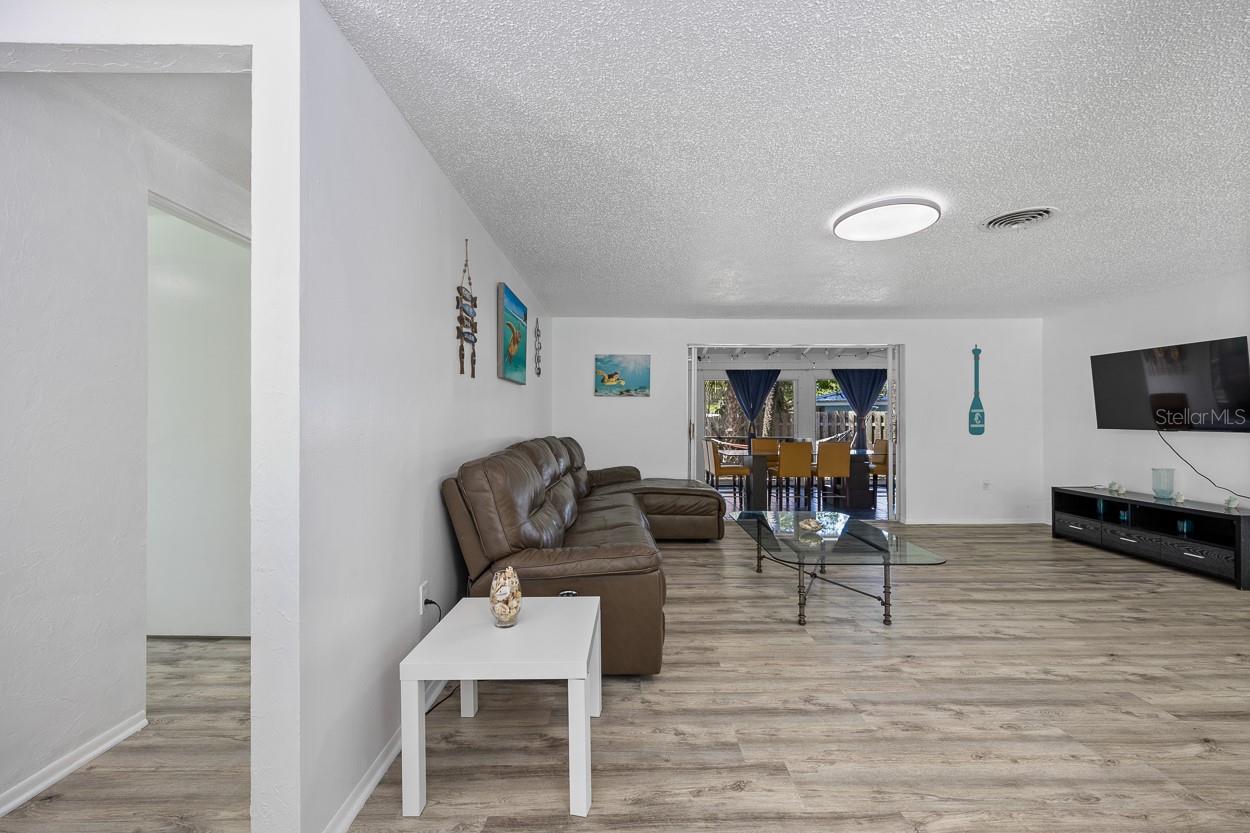 4055 BAY OAKS CIRCLE