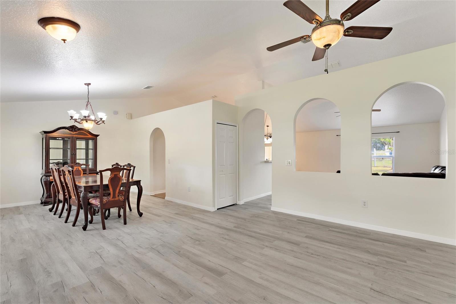 1331 ISLAND TREES LN